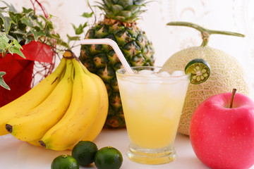 新鮮な果物とジュース
