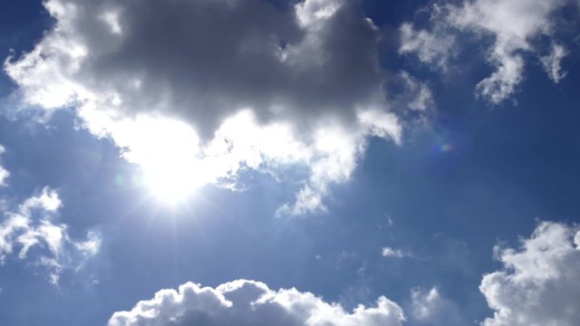 太陽と青空に流れる雲のタイムラプスを4Kで撮影しました。雲から溢れ出る太陽の光に気持ちよさを感じます。