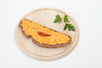 Brot und Liptauer Frischkäse in der Platte