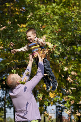 Obraz premium Little boy and father in autumn park