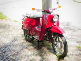 Fototapeta na wymiar Rotes Moped
