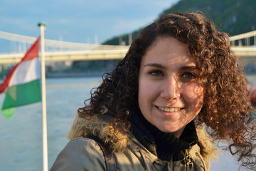 Mujer joven con bandera húngara