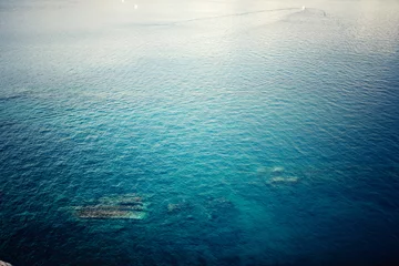 Fototapete Meer / Ozean Luftaufnahme von klarem Meerwasser, ruhige Wellen an einem sonnigen Tag. Konzept ruhiger Hintergrund