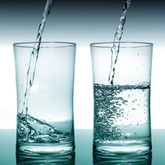 due bicchieri con acqua fresca