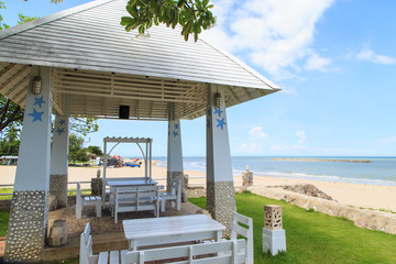 Obraz premium sun beach chairs on shore near sea Thailand