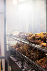 maiale arrosto sui carboni