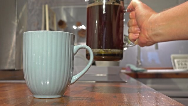 Kaffee Einschenken aus franz&ouml;sischer Presse
