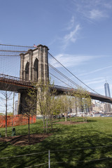 Brooklyn Bridge in New York mit Übergangstrasse und Blick auf Manhattan