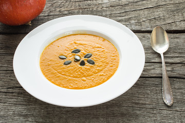 Kürbissuppe mit Kürbiskernen