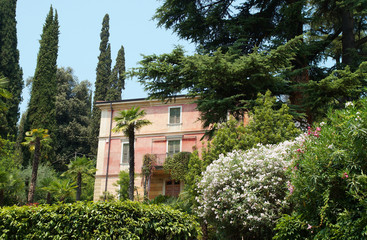 Fototapeta na wymiar Schöne alte Villa am Gardasee