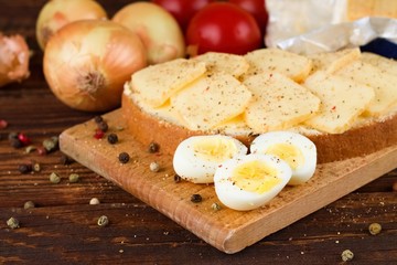 Boiled quail eggs in front of bread with Romadur cheese