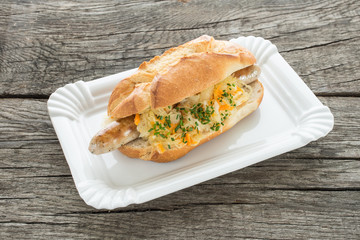 Hot Dog mit Bratwurst und Sauerkraut