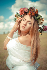 Naklejka premium Romantic bride wearing flower wreath and chiffon dress in