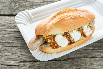 Hot Dog mit Bratwurst und Avocado