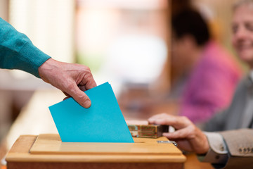 Symbolbild Stimmzettel in Wahlurne