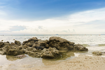 Fototapeta na wymiar stone sea and beach on cloudy day