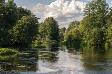 Река ранней осенью.