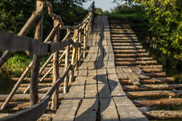 Подвесной деревянный мост