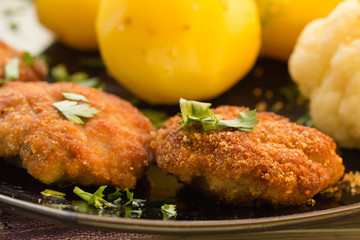 Meatballs with potatos and fresh vegetables