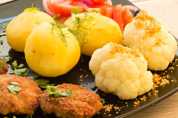 Meatballs with potatos and fresh vegetables