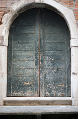 Fototapeta na wymiar Wooden arched door in house