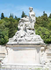 Fototapeta na wymiar Statue aux jardins de la fontaine,
