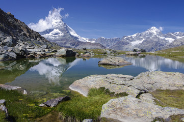Fototapeta na wymiar Wanderparadies Grünsee unterm Matterhorn