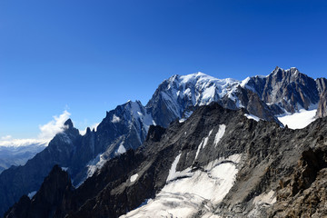 Fototapeta na wymiar Monte Bianco 4.810 m s.l.m - Aiguille Blanche de Peuterey 4.112 m s.l.m - Aiguille Noire de Peuterey 3.773 m s.l.m