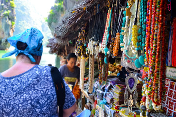 Obraz premium Woman on the market of souvenirs