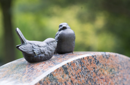 Spatzen auf dem Grabstein