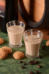 liquore al caffè italiano con amaretti intorno