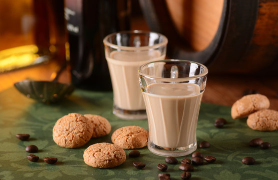 liquore al caff&egrave; italiano con amaretti intorno
