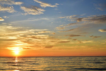 Obraz na płótnie Canvas The sun rise in the morning seaside beautiful 