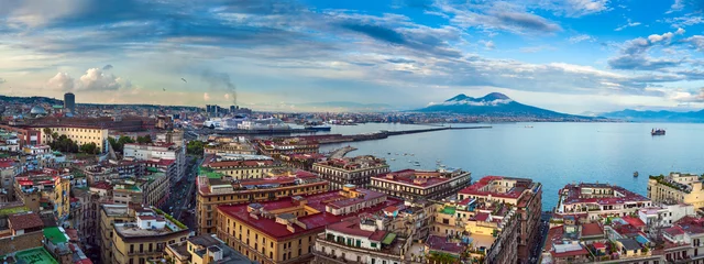 Foto op Plexiglas Panorama van Napels, uitzicht op de haven in de Golf van Napels en de Vesuvius. De provincie Campanië. Italië. © Sodel Vladyslav