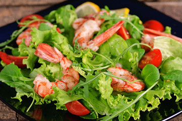 Salad with shrimp, arugula and tomato