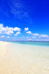 南国沖縄の綺麗な珊瑚の海と夏空