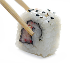Sushi uramaki con salsa di soia