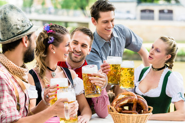 Freunde im Biergarten in Bayern trinken im Sommer - obrazy, fototapety, plakaty