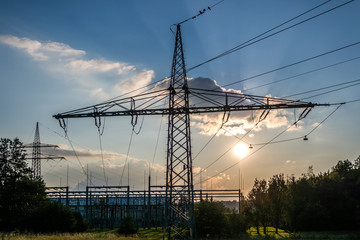 Strommast bei Sonnenuntergang