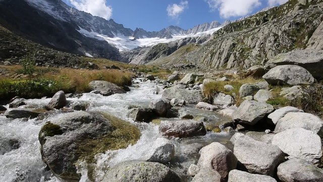 Bergbach Chelenreuss auf der G&ouml;scheneralp in der Schweiz