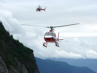 Selbstklebende Fototapete Hubschrauber Hubschrauber im Kampf