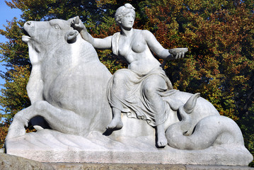 Skulptur "Allegorie der Segenskraft", eine der beiden seitlichen Figuren am Wittelsbacherbrunnen (errichtet 1893-1895), München, Lenbachplatz.