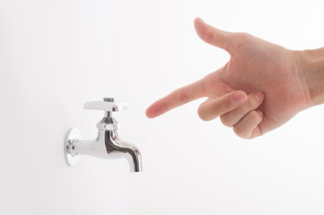 水道の蛇口と手