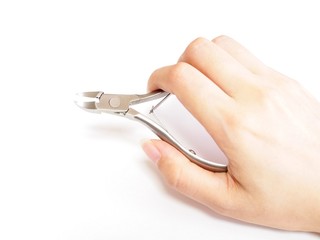 ニッパー爪切りを持つ女性の手