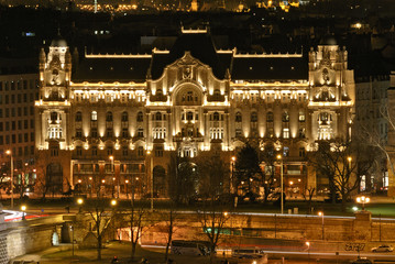 Palais Gresham (Jugendstil, 1907) am Pester Donauufer in Budapest bei Nacht; beherbergt heute das...