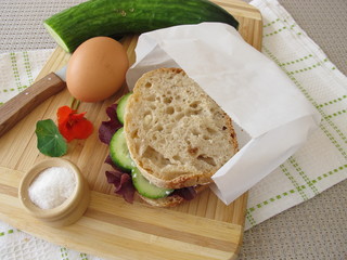 Gurken Sandwich in der Butterbrotpapier-Tüte zum Mitnehmen