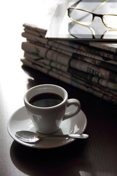 Kaffee und Zeitung lesen
