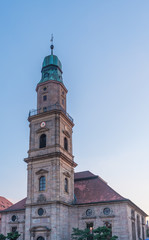 Fototapeta premium Hugenottenkirche Erlangen zur Abenddämmerung