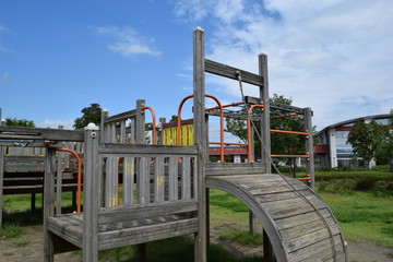 木製の遊具／山形県庄内地方の公園で、木製の遊具を撮影した写真です。