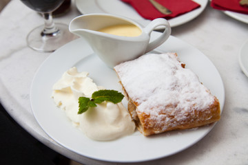 apple strudel - Apfelstrudel mit Sahne